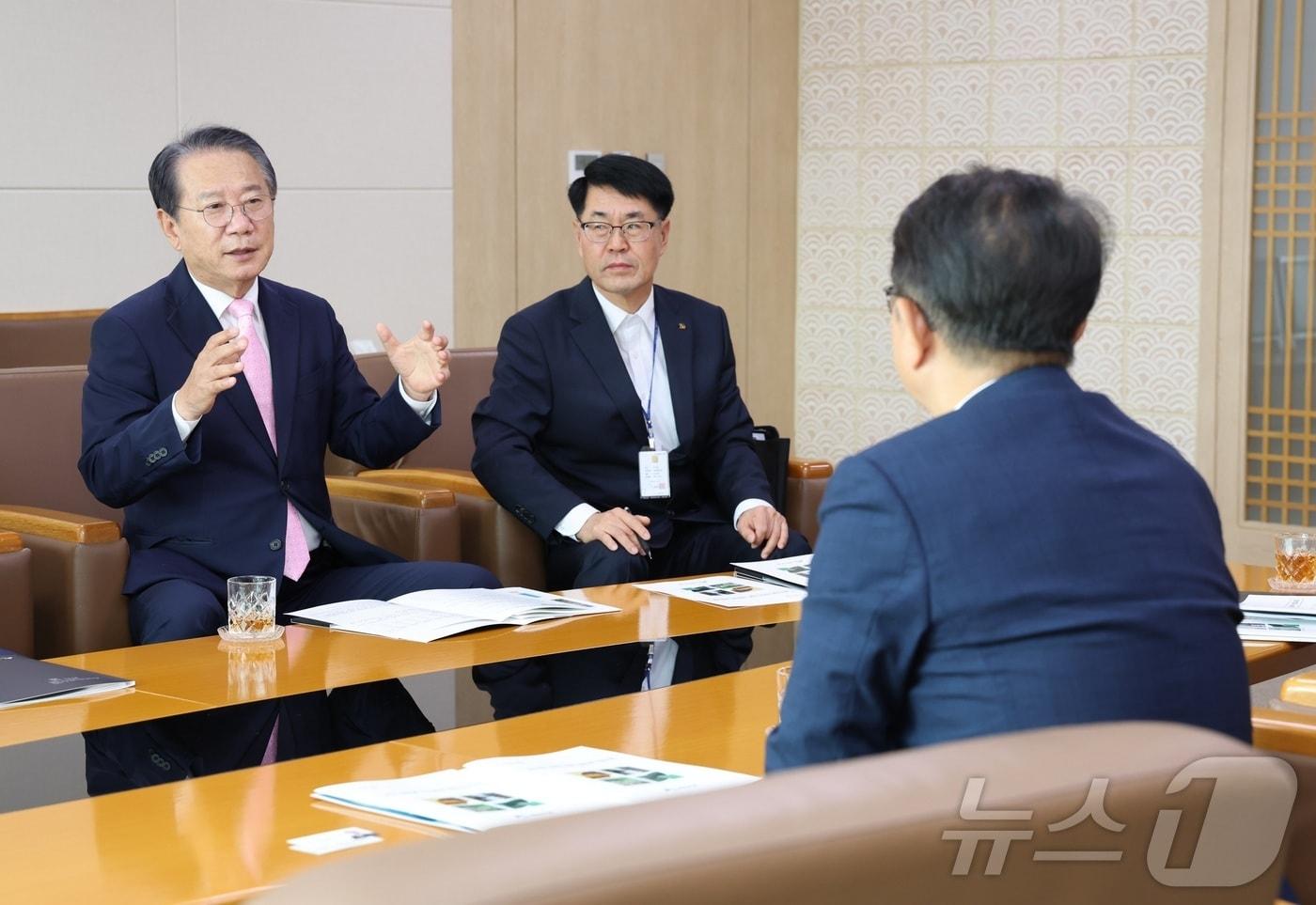 송인헌 괴산군수&#40;맨 왼쪽&#41;가 박상우 국토교통부 장관을 만나 지역 현안사업의 정부예산 반영을 건의하고 있다.&#40;괴산군 제공&#41;/뉴스1