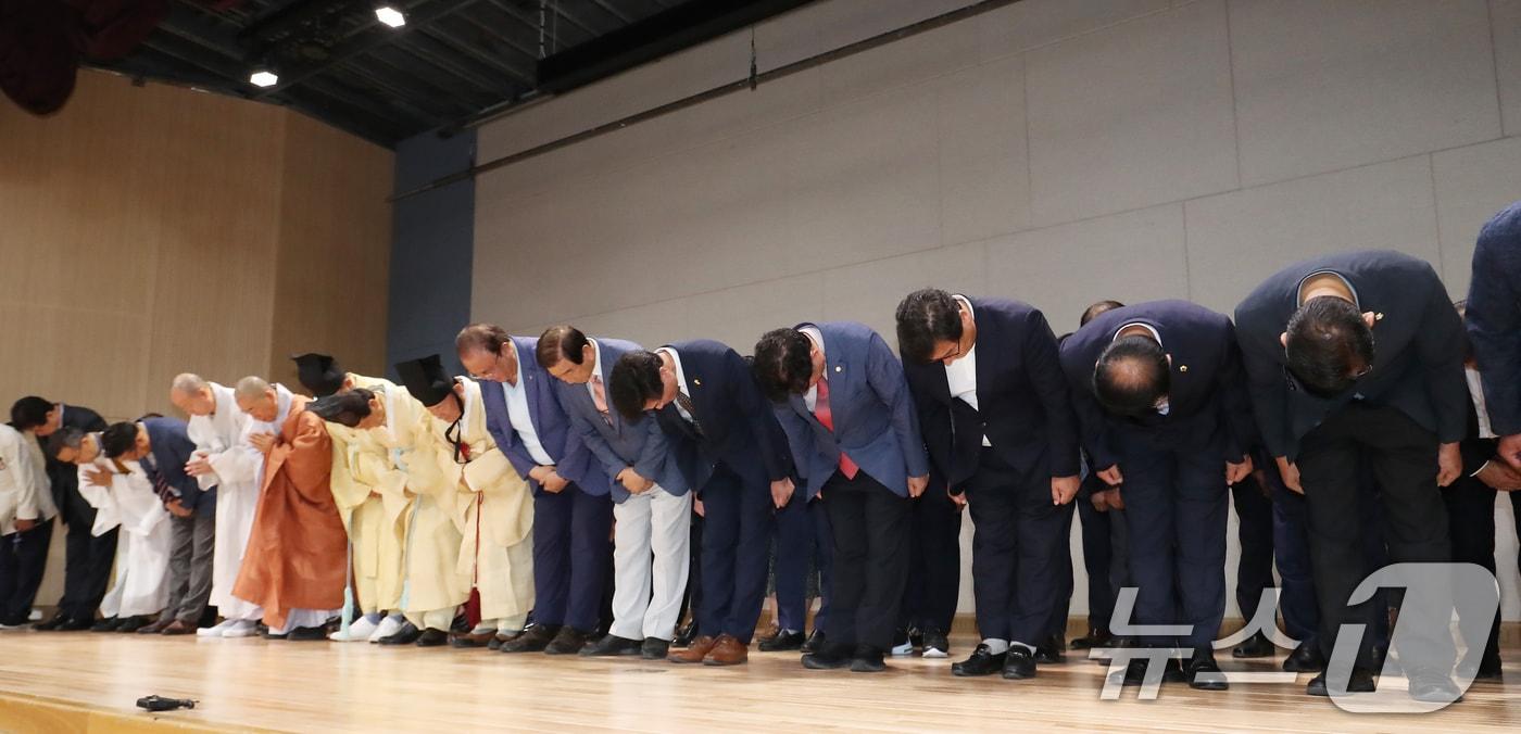 안병구 경남 밀양시장과 기관단체 대표들이 25일 오후 밀양시청 대강당에서 20년 전 발생한 &#39;밀양 집단 성폭행 사건&#39;과 관련해 사과문을 발표한 뒤 고개 숙여 사과하고 있다. . 2024.6.25/뉴스1 ⓒ News1 윤일지 기자