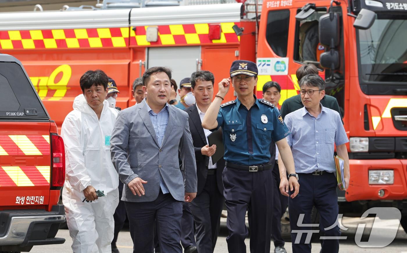 김봉식 경기남부경찰청장이 25일 오후 경기 화성시 &#39;아리셀&#39; 공장 화재 현장을 방문하고 있다. 취임 후 첫 공식 일정으로 아리셀 공장 화재 현장을 찾은 김 청장은 &#34;경찰에선 이번 사건을 엄중히 인식하고 화재 원인에 대해 신속하고 철저하게 수사하겠다＂고 밝혔다. &#40;공동취재&#41; 2024.6.25/뉴스1 ⓒ News1 김영운 기자