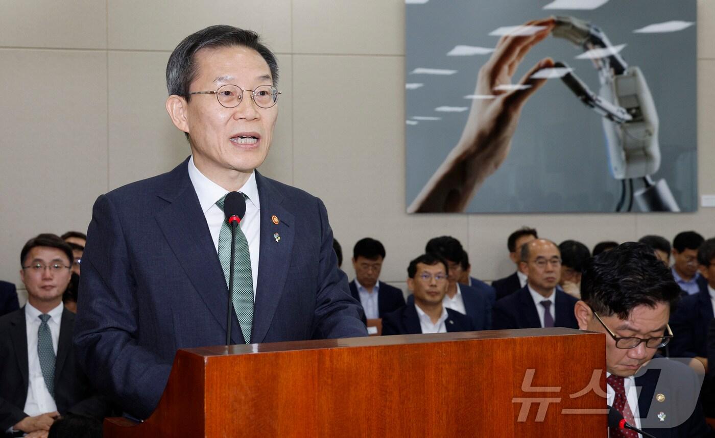 이종호 과학기술정보방송통신부 장관이 25일 오후 서울 여의도 국회에서 열린 과학기술정보방송통신위원회 5차 전체회의에서 현안 보고를 하고 있다. 2024.6.25/뉴스1 ⓒ News1 안은나 기자