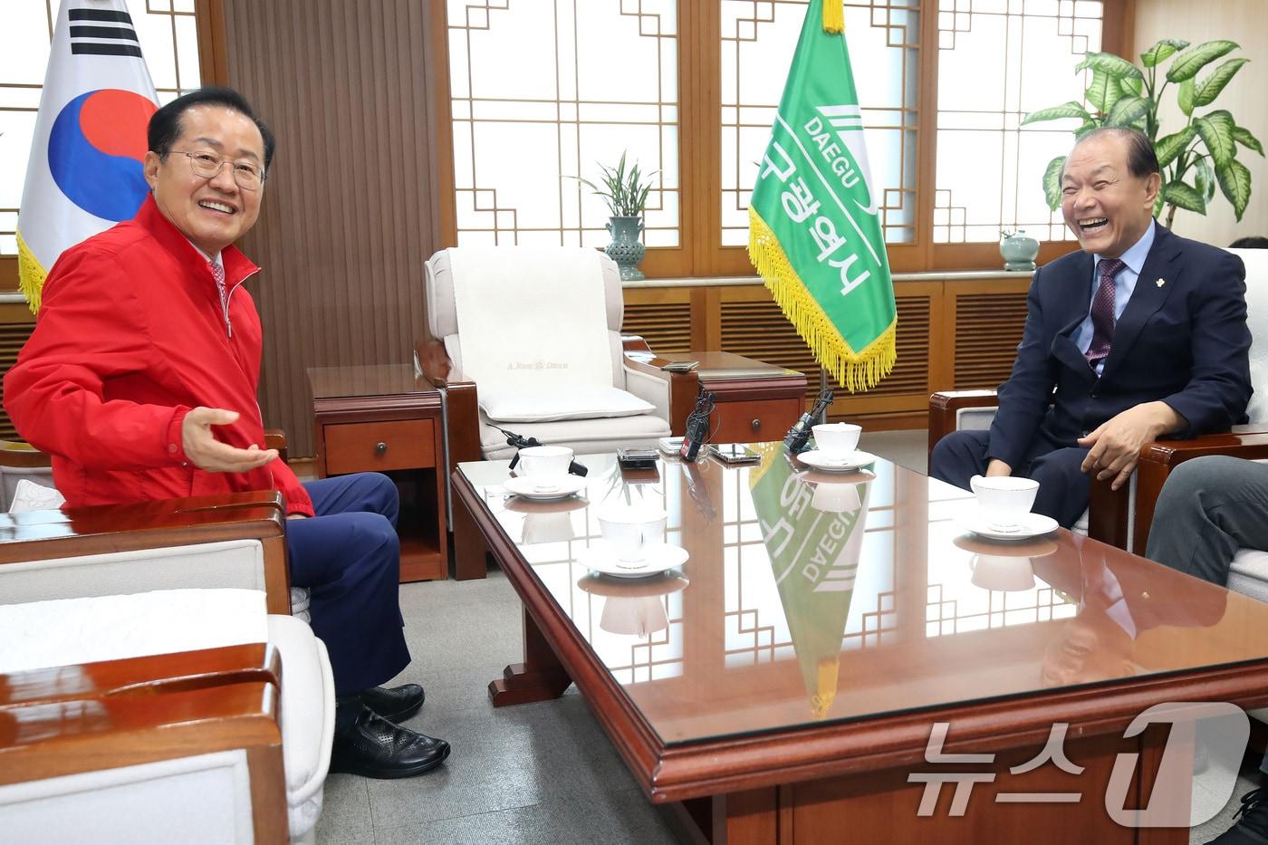 황우여 국민의힘 비상대책위원장&#40;오른쪽&#41;이 25일 오후 대구 북구 대구시청 산격청사를 찾아 홍준표 대구시장과 면담하고 있다. 2024.6.25/뉴스1 ⓒ News1 공정식 기자