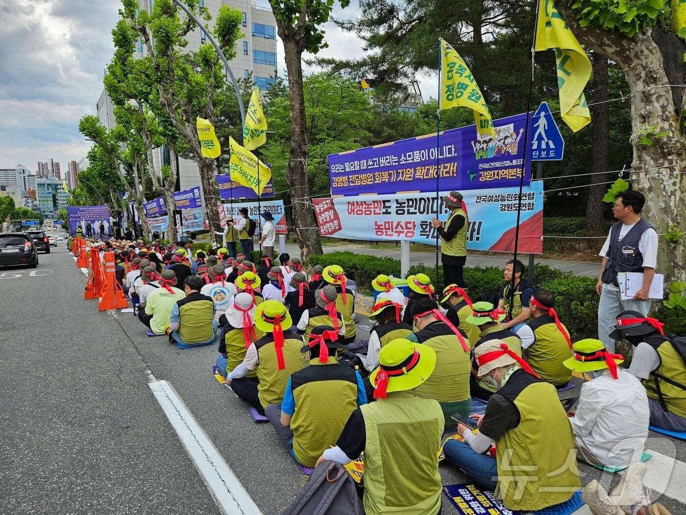 전국보건의료산업노동조합 강원지역본부가 25일 강원도청 앞에서 결의대회를 갖고 도내 공공의료정상화를 위해 강원도가 직접 나설 것을 촉구했다.2024.6.25 한귀섭 기자