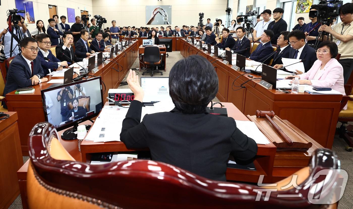 최민희 국회 과학기술정보방송통신위원장이 25일 오후 서울 여의도 국회에서 열린 과방위 5차 전체회의에서 국민의힘 위원들의 의사진행 발언과 관련한 항의에 답변하고 있다. 2024.6.25/뉴스1 ⓒ News1 김민지 기자