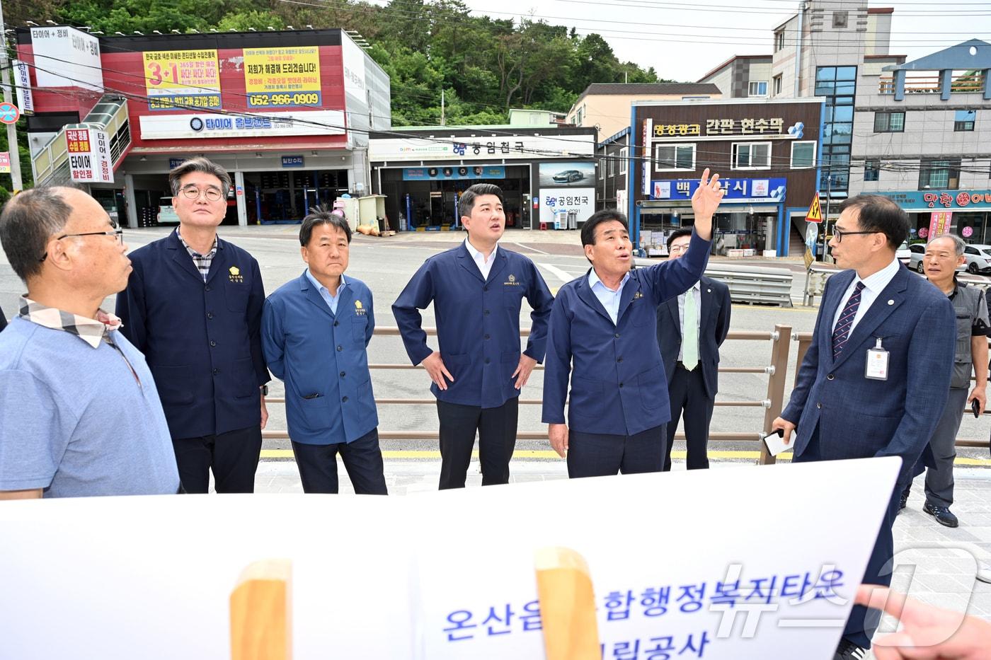 울주군의회 경제건설위원회 위원들이 울주군 온산읍행정복지타운 현장을 점검하고 있다. &#40;울주군의회 제공&#41;