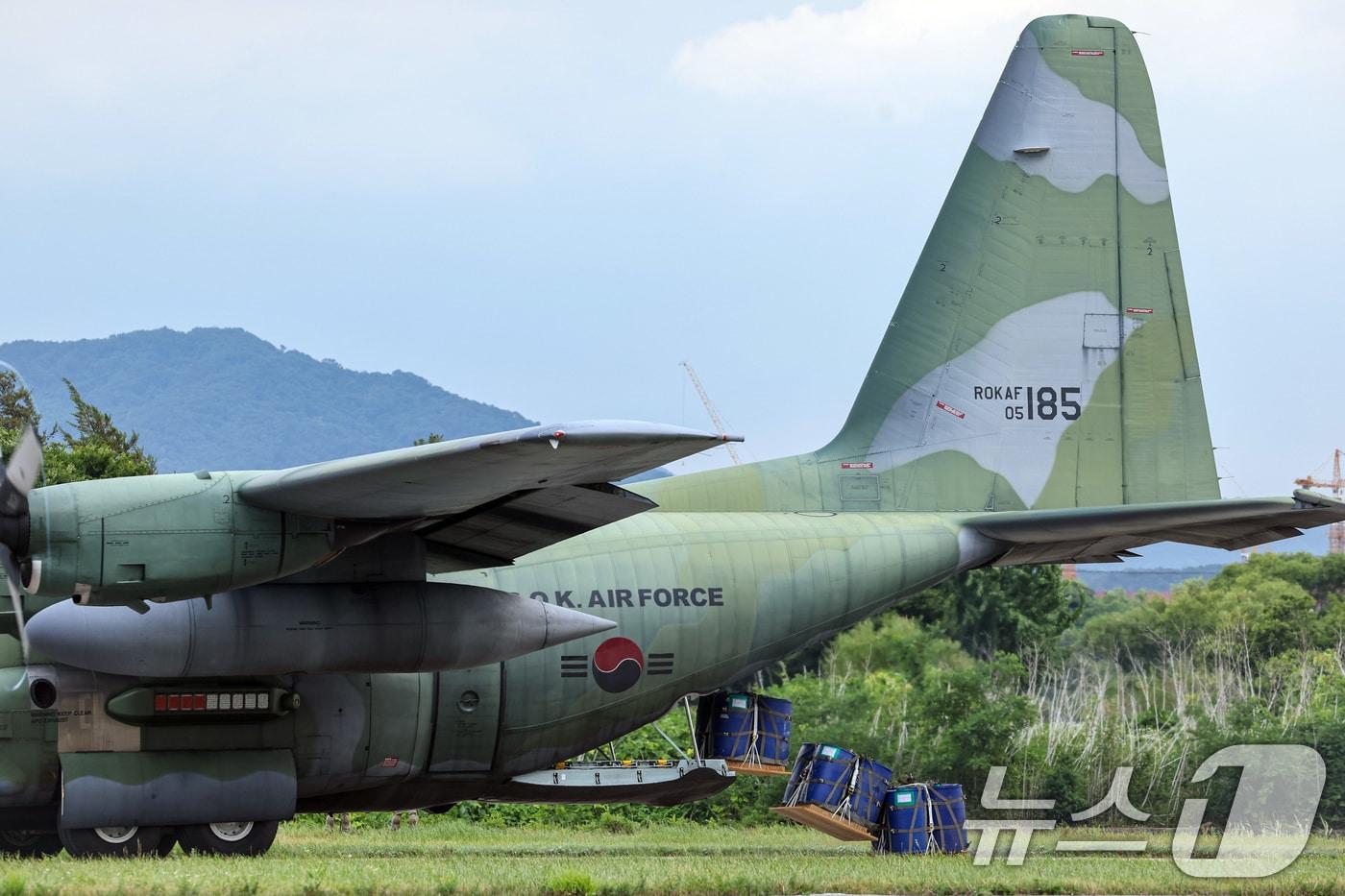  C-130 수송기가 지상활주 하면서 화물을 하역하는 전투하역훈련을 하고 있다. &#40;국방일보 제공&#41; 2024.6.25/뉴스1