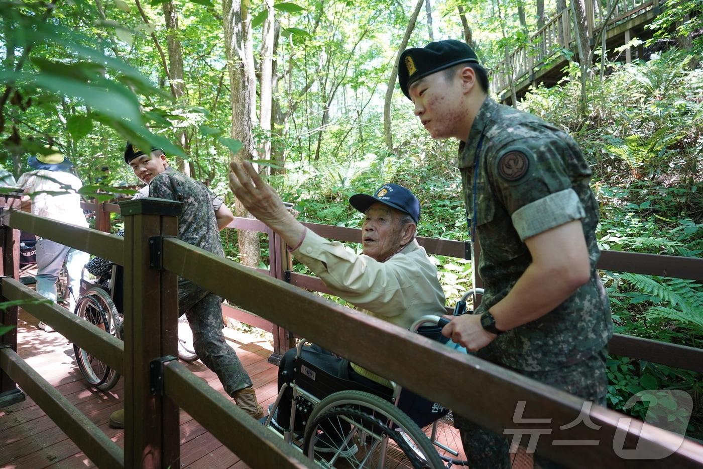 한국보훈복지의료공단 산하 원주보훈요양원이 지난 19일 국립횡성숲체원에서 국가유공자를 비롯한 입소자들에게 항노화 산림치유프로그램을 제공한 가운데, 당시 입소자들과 봉사에 나선 군 장병들이 함께 숲체원에서 이동하고 있는 모습. &#40;원주보훈요양원 제공&#41; 2024.6.25/뉴스1