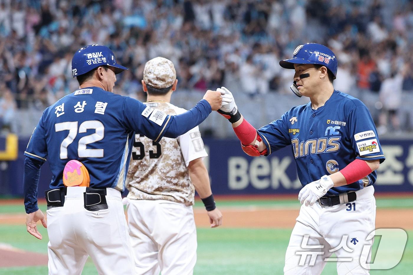 25일 서울 구로구 고척스카이돔에서 열린 프로야구 2024 신한은행 SOL뱅크 KBO리그 NC 다이노스와 키움 히어로즈의 경기 7회말 NC 공격 1사 3루 상황에서 손아섭이 적시타를 친 후 전상렬 코치와 기쁨을 나누고 있다. 2024.6.25/뉴스1 ⓒ News1 신웅수 기자