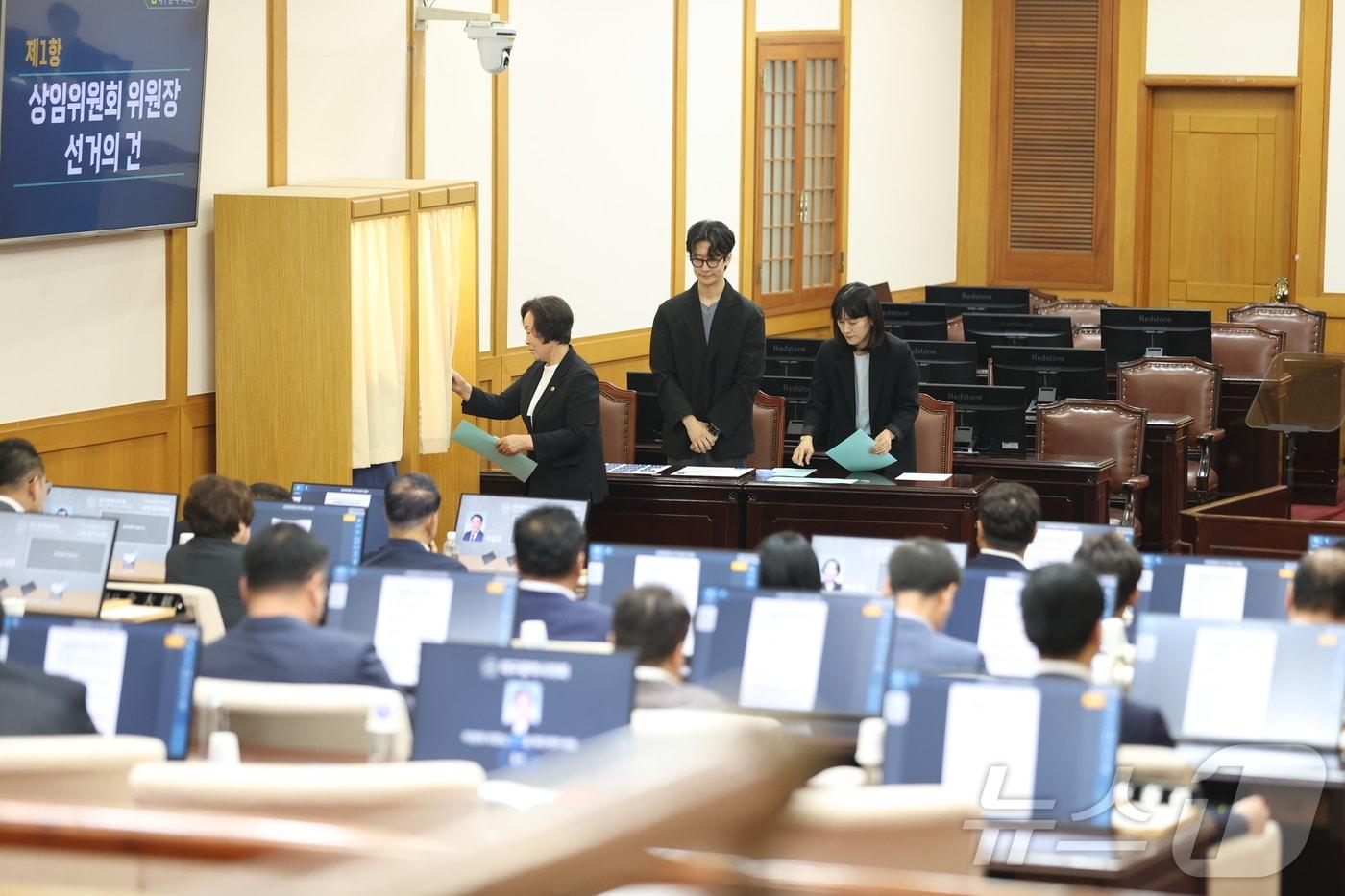 26일 대구시의회 본회의장에서 열린 상임위원장 선거에서 한 의원이 투표를 위해 기표소에 들어가고 있다.&#40;대구시의회 제공&#41;