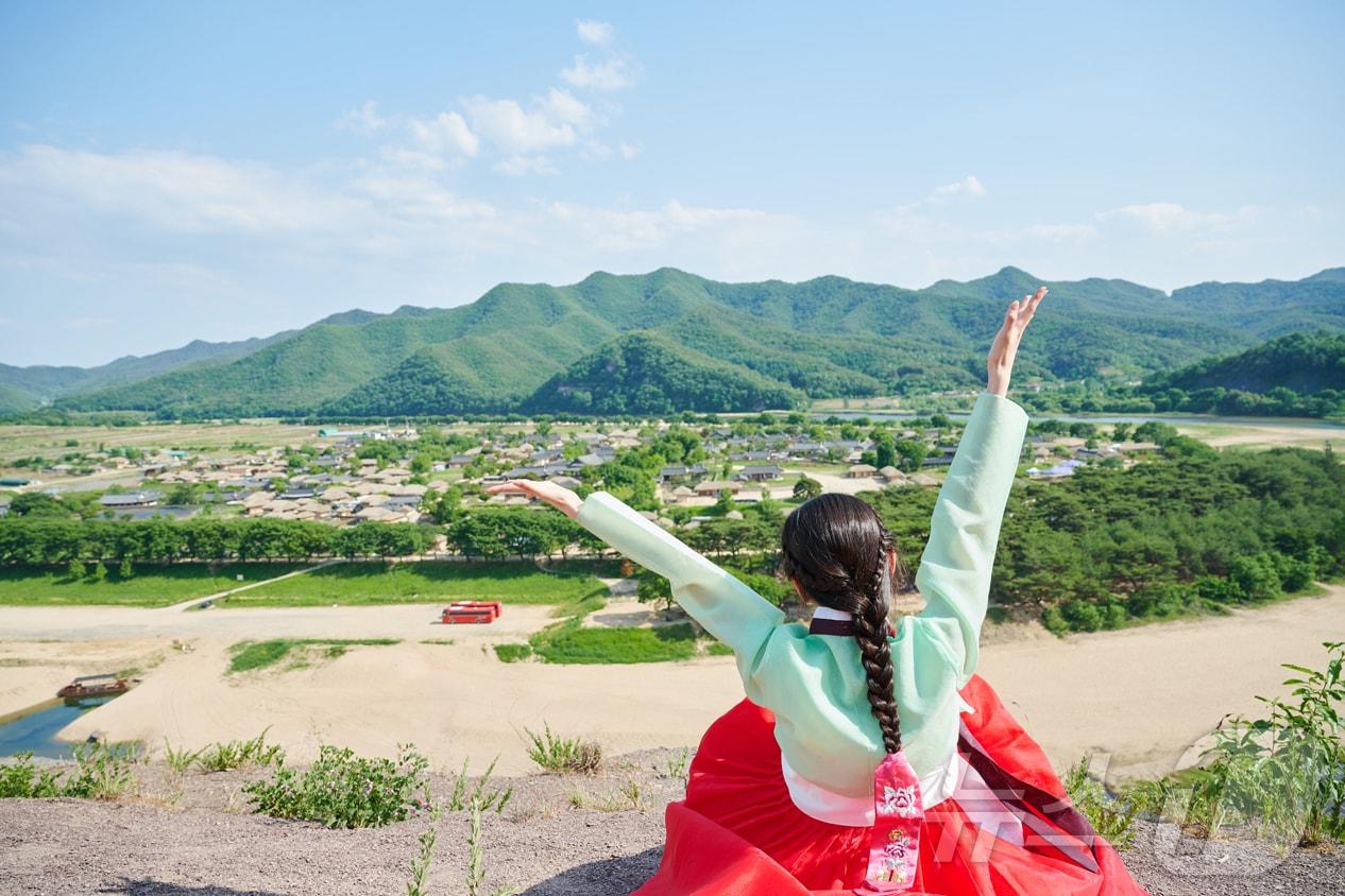 한복을 입은 관광객이 안동 부용대에서 하회마을을 배경으로 사진을 찍고 있다&#40;안동시 제공&#41;2024.6.26/뉴스1