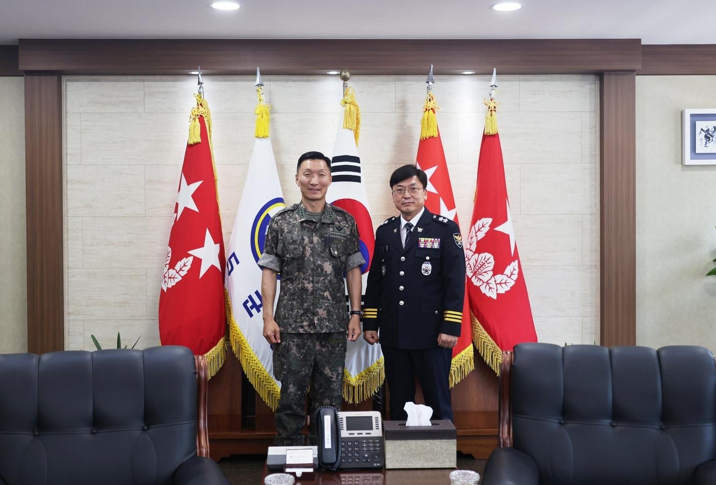  김호승 경기북부경찰청장&#40;사진 오른쪽&#41;이 26일 육군 제5군단을 방문해 김성민 5군단장과 경기북부지역의 안보 치안을 논의했다.&#40;경기북부경찰청 제공&#41;/뉴스1