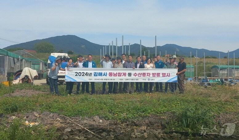 김해시가 26일 낙동강에 동남참게 등 치어 54만여 마리를 방류하고 있다. &#40;김해시 제공&#41;