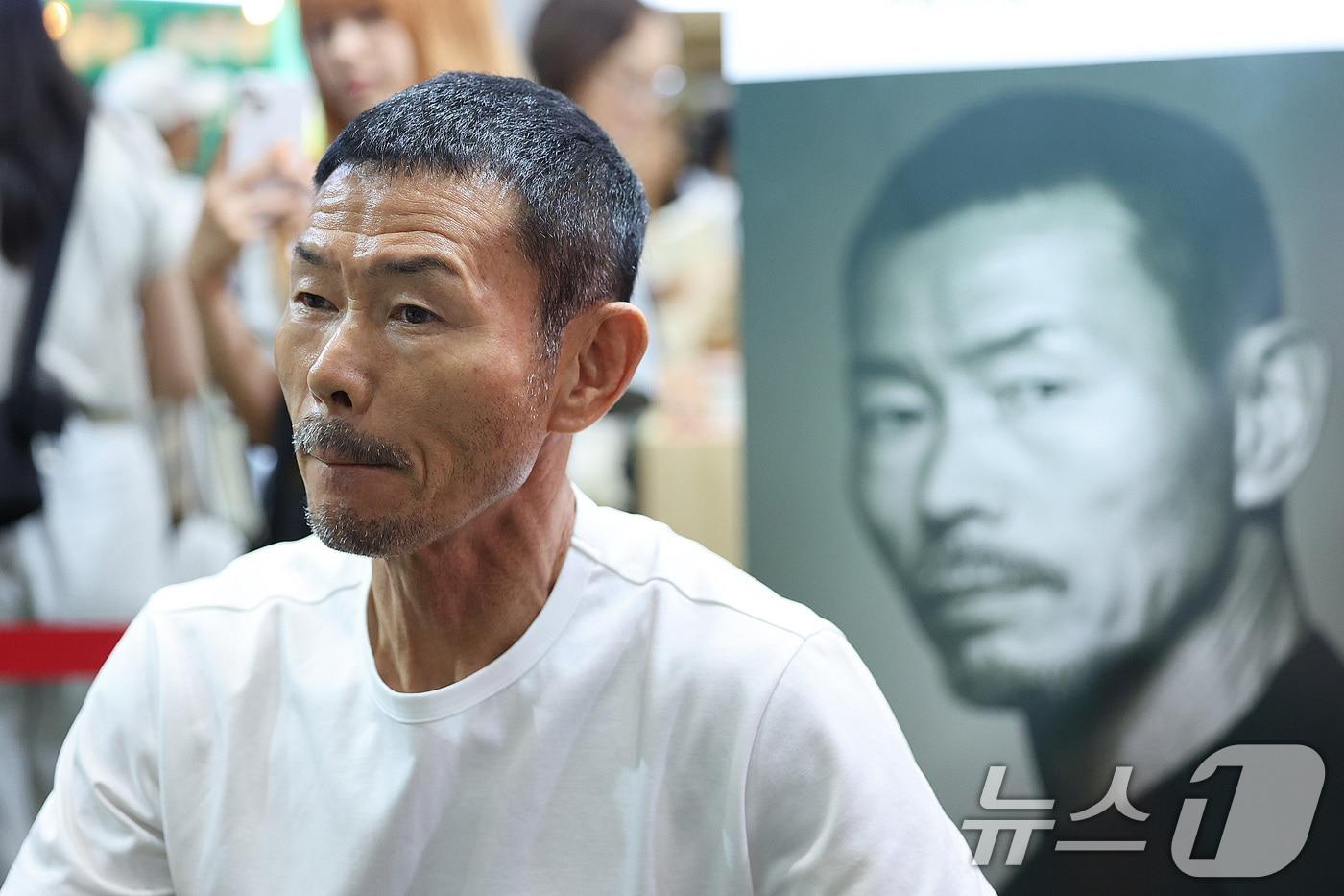 축구선수 손흥민의 아버지인 손웅정 SON축구아카데미 감독이 26일 서울 강남구 코엑스에서 열린 2024 서울국제도서전에서 사인회를 하고 있다. 2024.6.26/뉴스1 ⓒ News1 신웅수 기자