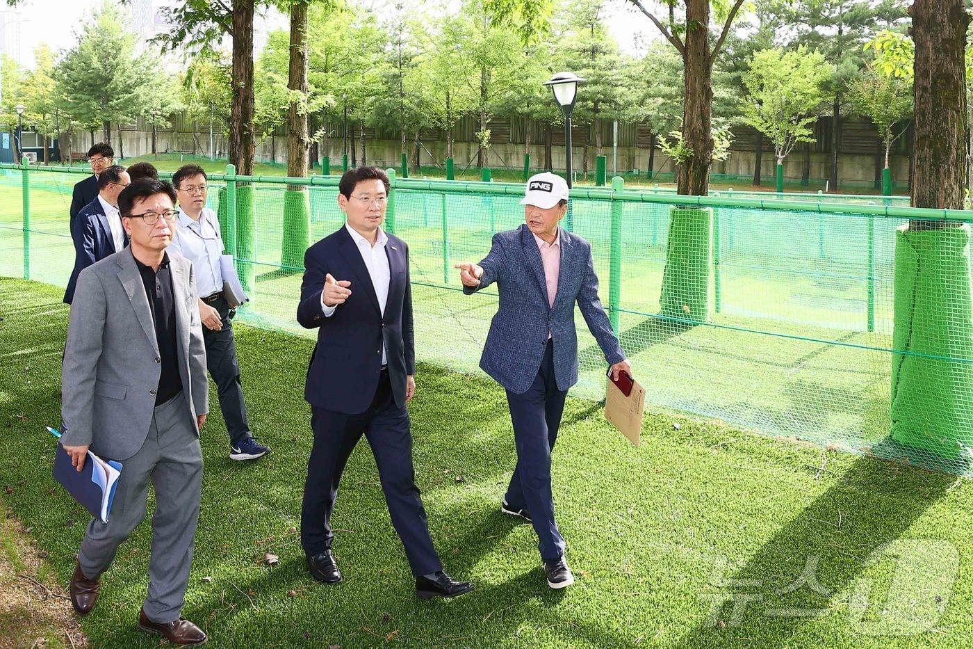 이상일 시장&#40;가운데&#41;이 지난 24일 수지아르피아 파크골프장을 점검하고 있는 모습.&#40;용인시 제공&#41;