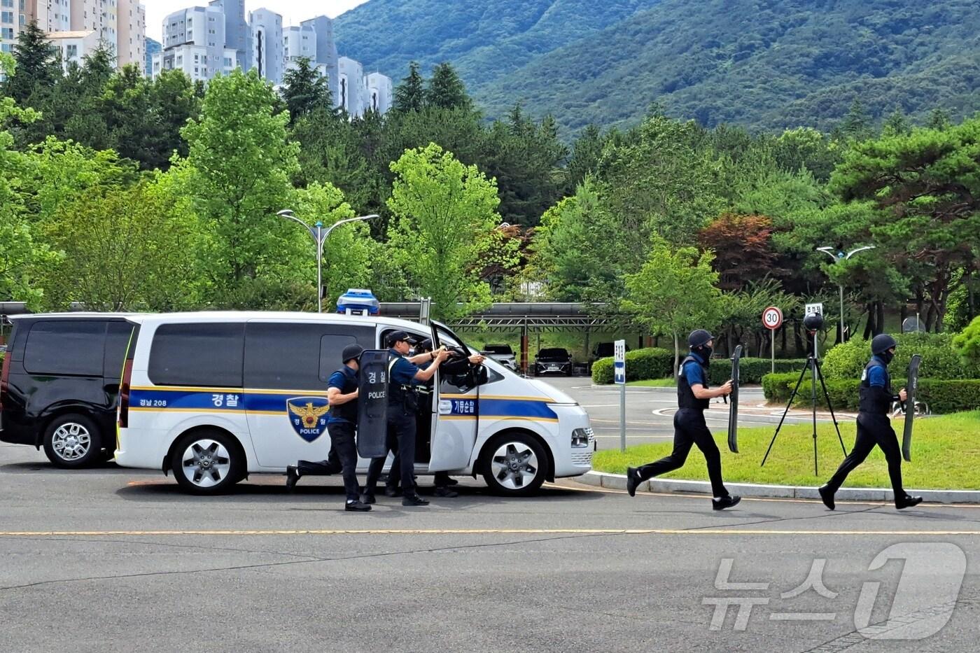 26일 오후 경남 통영시 한국가스공사 통영기지본부에서 실시된 관계기관 합동 대테러 종합훈련에서 테러범과 대치하고 있는 경찰. 2024.6.26/뉴스1 강미영기자