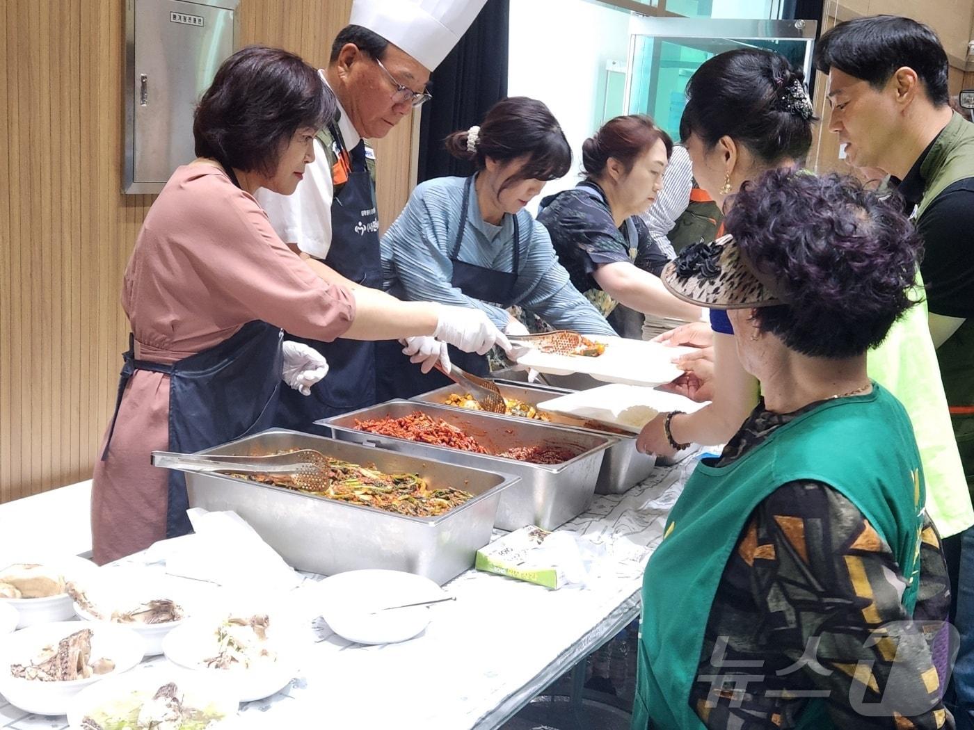 전북특별자치도 자원봉사센터&#40;이사장 고영호&#41;와 고창군자원봉사센터&#40;이사장 최은서&#41;가 26일 신림면 다목적 체육관에서 지역 어르신을 초청해 ‘착한 한끼 나눔행사’를 개최했다.  &#40;고창군 제공&#41;2024.6.26/뉴스1