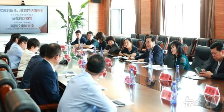 지난 24일&#40;현지시간&#41; 중국 길림성실험중학교를 방문한 서거석 교육감을 비롯한 전북특별자치도교육청 관계자들이 학생 교류 등에 대해 논의하고 있다.&#40;전북교육청 제공&#41;/뉴스1