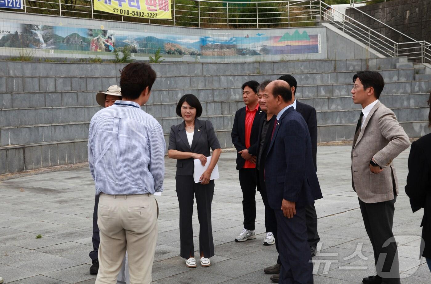 금산군의회 의원들이 공사현장을 방문해 관계자로부터 설명을 듣고 있다.&#40;금산군 제공&#41;/ 뉴스1 ⓒ News1 