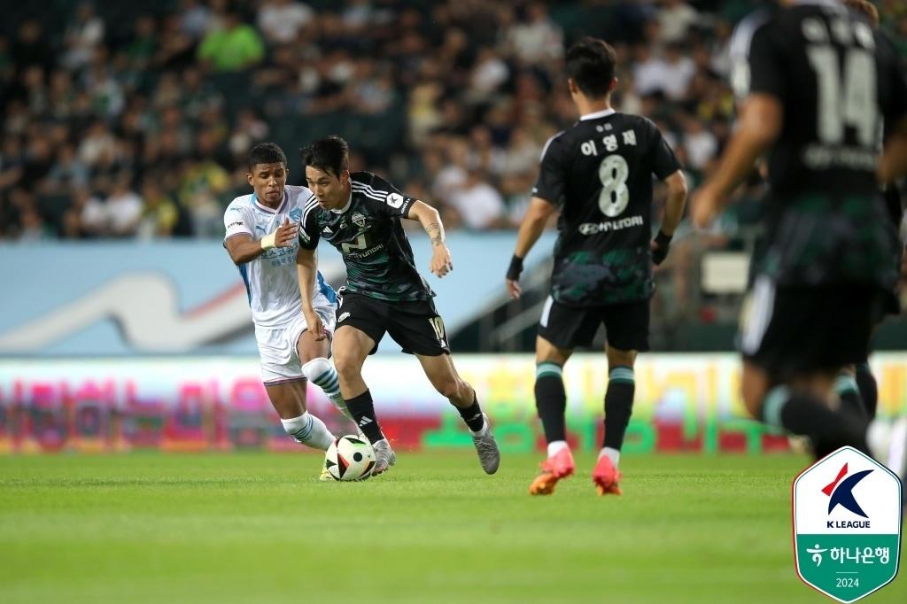 전북 현대가 포항 스틸러스와 비기면서 6경기 연속 무승에 그쳤다. &#40;한국프로축구연맹 제공&#41;