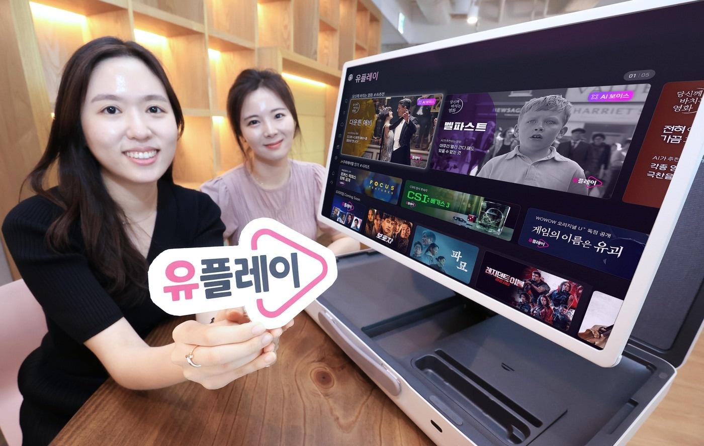 LG유플러스 직원들이 해외 콘텐츠 라인업을 대폭 강화한 IPTV 구독 상품 ‘유플레이&#40;Uplay&#41;’를 소개하고 있는 모습.&#40;LG유플러스 제공&#41;