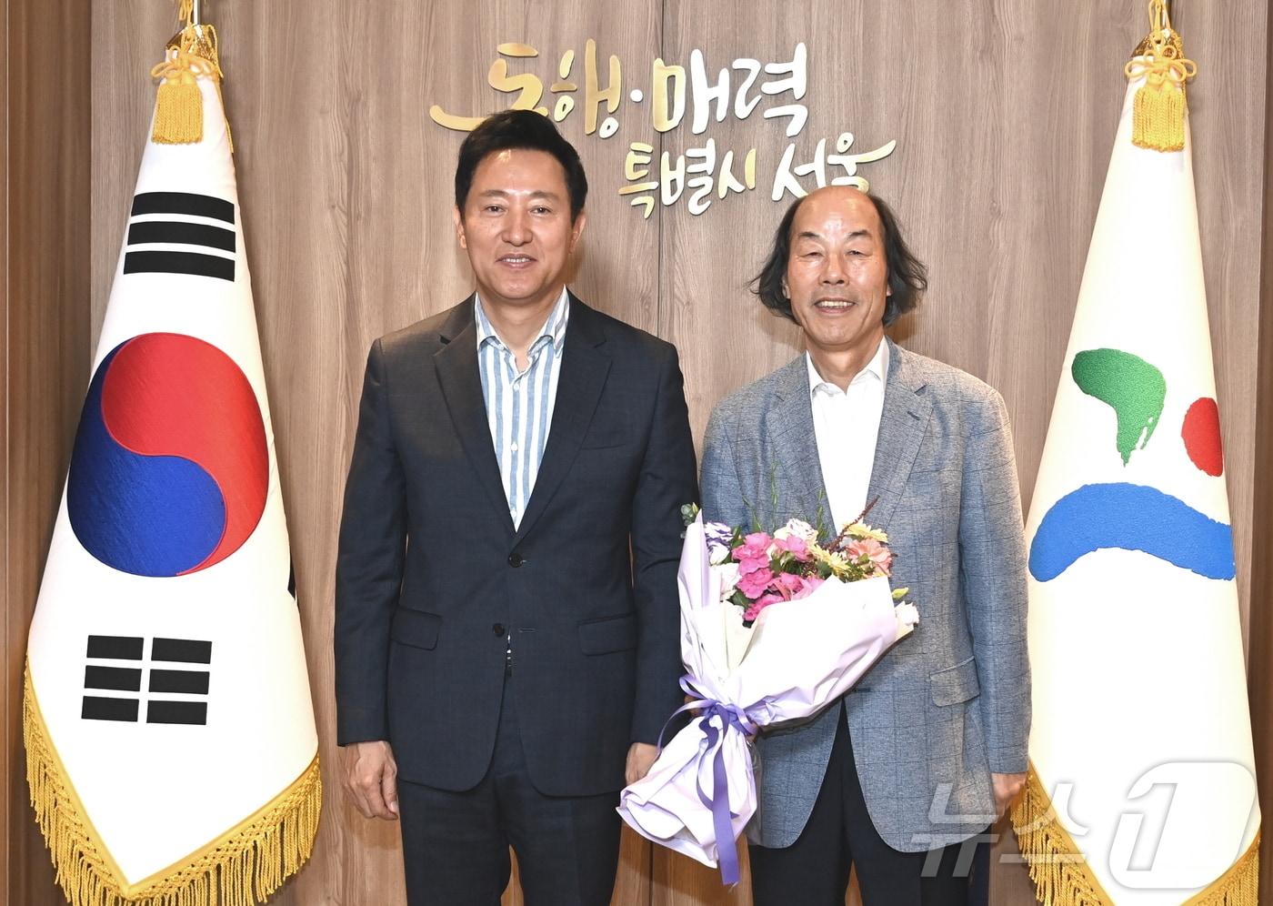 오세훈 서울시장&#40;좌&#41;, 강병근 서울총괄건축가&#40;우&#41;.&#40;서울시 제공&#41;