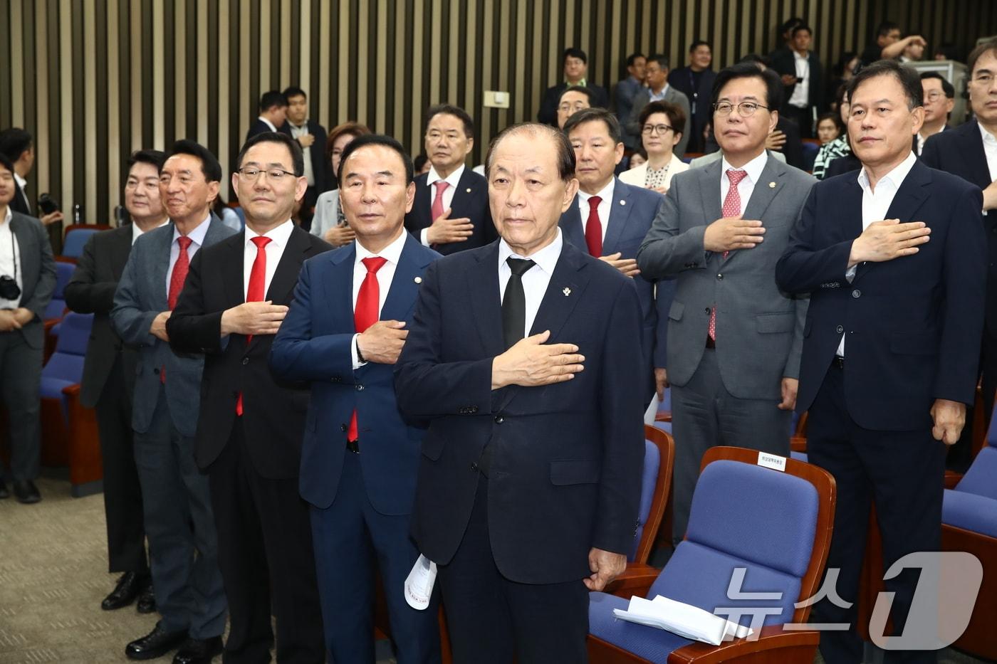 황우여 국민의힘 비상대책위원장과 국회부의장, 상임위원장 후보들이 27일 오전 서울 여의도 국회에서 열린 제22대 국회 전반기 당 국회부의장·상임위원장 후보자 선출 의원총회에서 국민의례를 하고 있다. 2024.6.27/뉴스1 ⓒ News1 이광호 기자