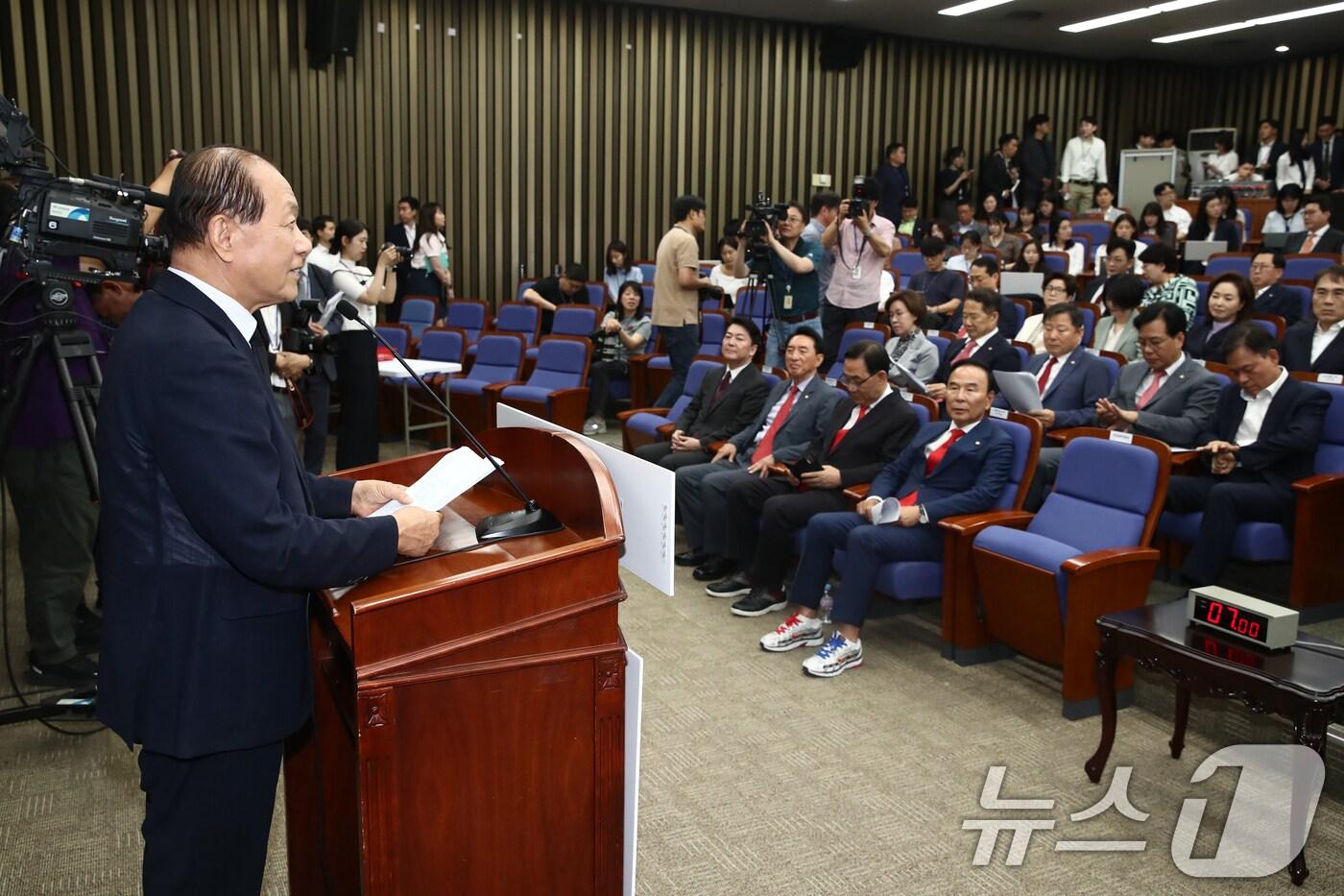 황우여 국미의힘 비상대책위원장이 27일 오전 서울 여의도 국회에서 열린 제22대 국회 전반기 당 국회부의장, 상임위원장 후보자 선출을 위한 의원총회에서 발언하고 있다, 2024.6.27/뉴스1 ⓒ News1 이광호 기자