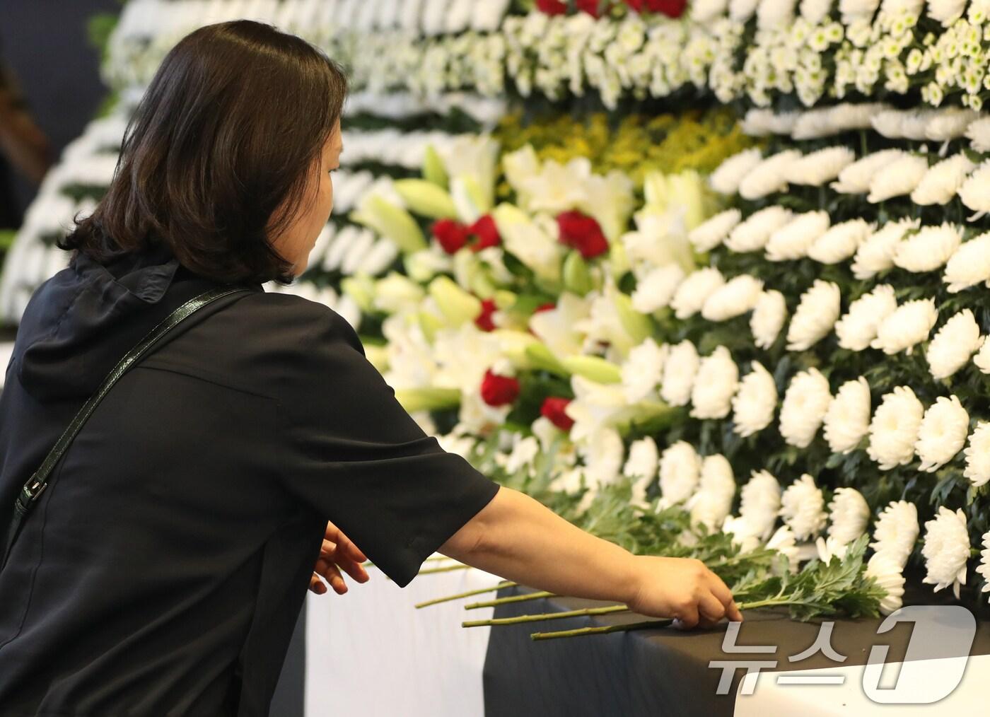 27일 오전 경기 화성시청 로비에 마련된 &#39;화성 아리셀 공장 화재사고 추모분향소&#39;에서 시민들이 희생자들을 추모하고 있다. 2024.6.27/뉴스1 ⓒ News1 김영운 기자