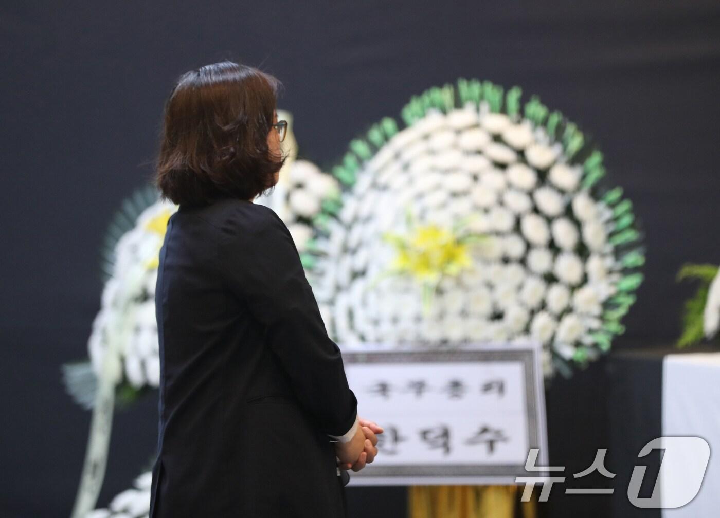 27일 오전 경기 화성시청 로비에 마련된 &#39;화성 아리셀 공장 화재사고 추모분향소&#39;에서 시민들이 희생자들을 추모하고 있다. 2024.6.27/뉴스1 ⓒ News1 김영운 기자