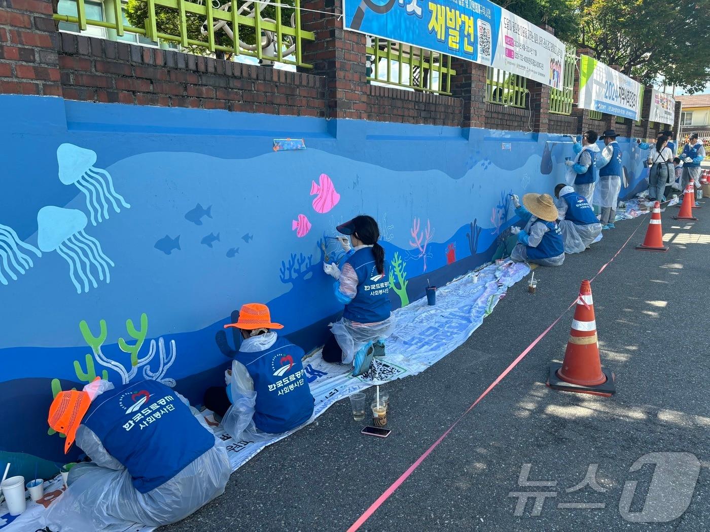 한국도로공사 강원본부 직원들이 지난 26일 강원 원주시 학성동에서 ‘밝은 골목 벽화그리기’라는 주제로 환경개선 봉사활동을 진행했다. &#40;한국도로공사 강원본부 제공&#41; 2024.6.27/뉴스1