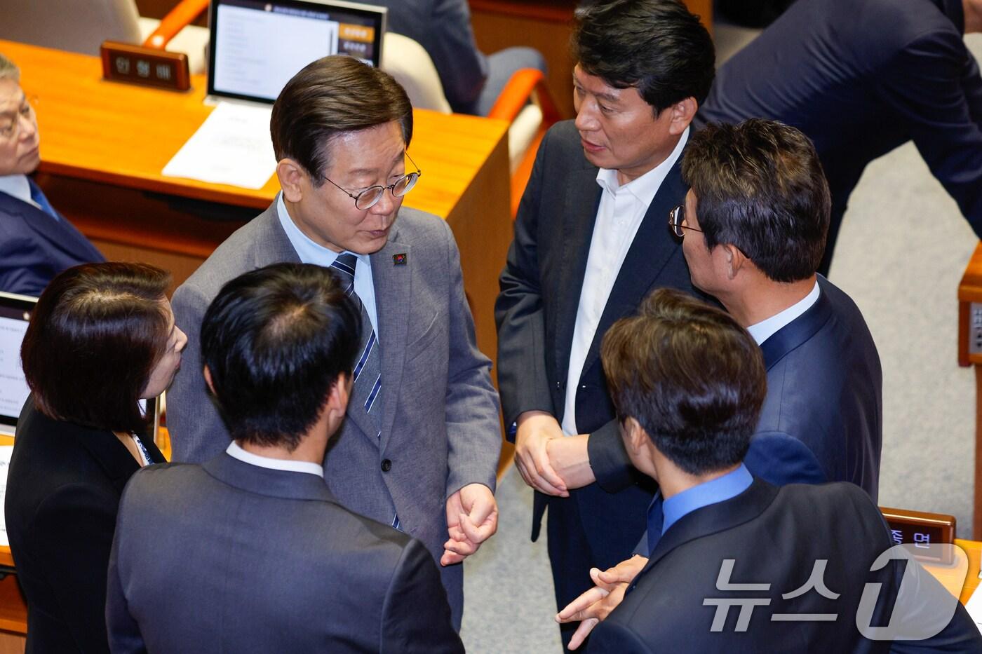 이재명 더불어민주당 전 대표가 지난 27일 오후 서울 여의도 국회에서 열린 제415회국회&#40;임시회&#41; 제3차 본회의에서 국회 부의장 선거를 위한 투표를 한 뒤 동료 의원들과 대화하고 있다. 2024.6.27/뉴스1 ⓒ News1 안은나 기자