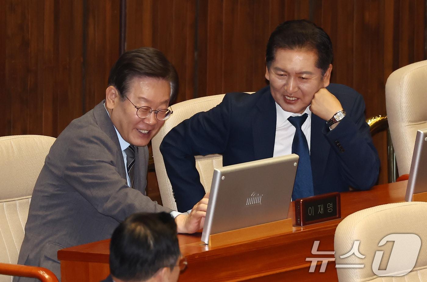 이재명 더불어민주당 전 대표&#40;왼쪽&#41;와 정청래 의원이 27일 오후 서울 여의도 국회에서 열린 제415회국회&#40;임시회&#41; 제3차 본회의에서 모니터를 보며 대화하고 있다. 2024.6.27/뉴스1 ⓒ News1 김민지 기자