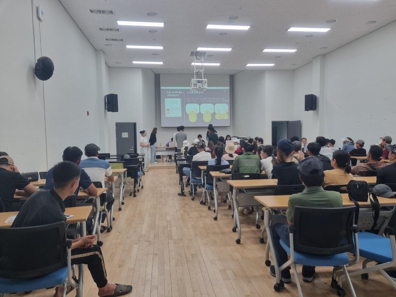 경기 여주시 거주 외국인 계절근로자에 대한 지문 등록이 진행되고 있다.&#40;여주시 제공&#41;/뉴스1