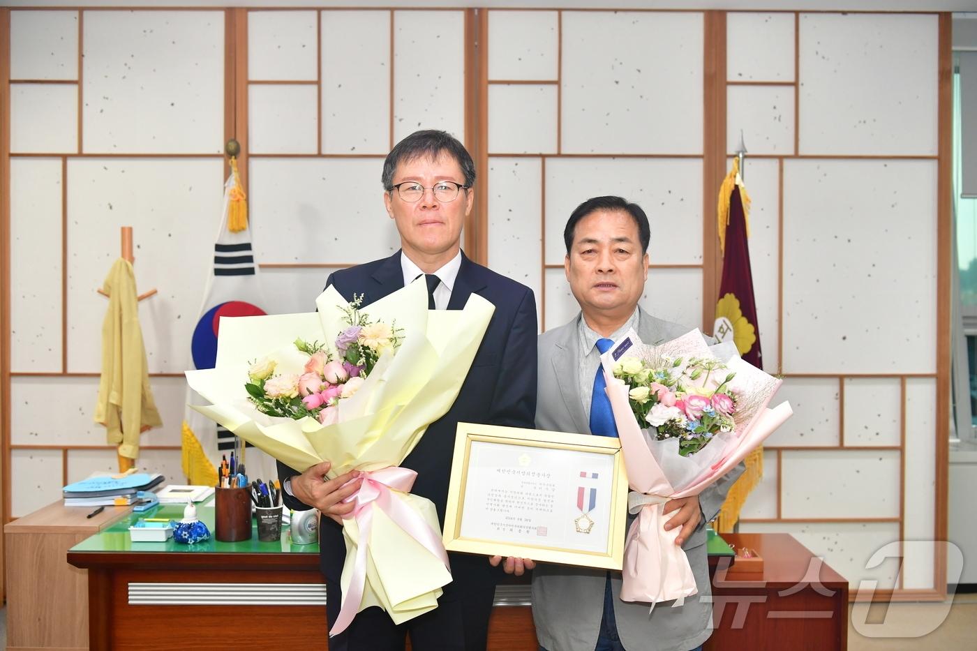 이주갑 전북 완주군의원&#40;사진 왼쪽&#41;이 대한민국시군자치구의회 의장협의회로부터 ‘대한민국지방의정 봉사상’을 수상했다.&#40;완주군의회 제공&#41;2024.6.27/뉴스1