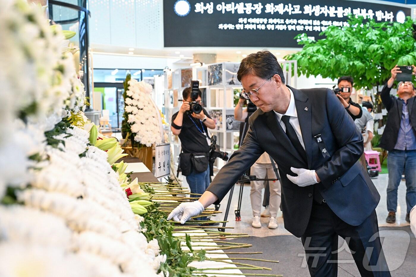 이민근 안산시장이 헌화하고 있다.&#40;안산시 제공&#41;