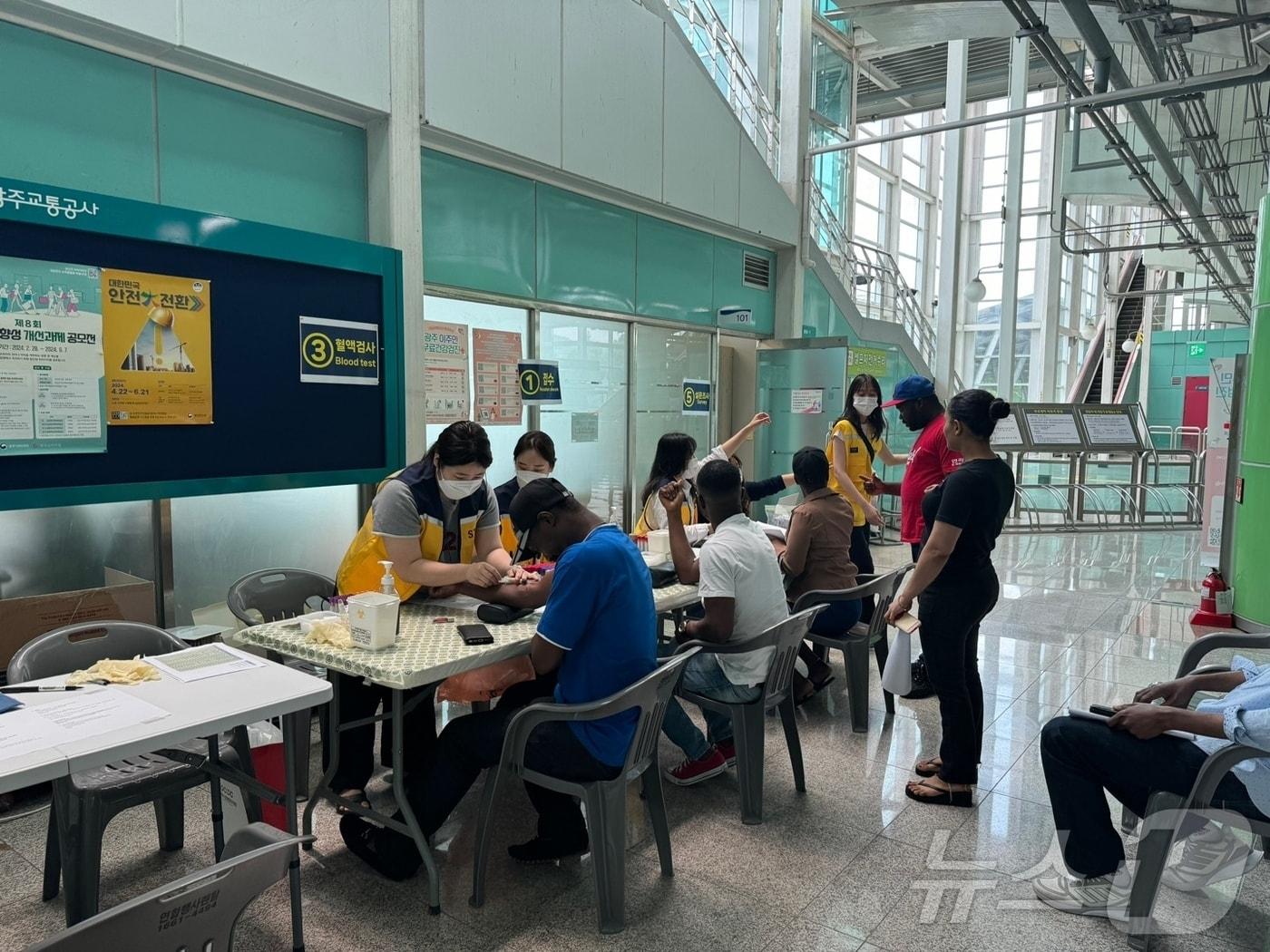 전남대학교병원은 지난 1일 광주 광산구 평동역 내에서 광주거주 이주민들을 대상으로 무료건강검진을 실시했다.&#40;전남대병원 제공&#41; 2024.6.27