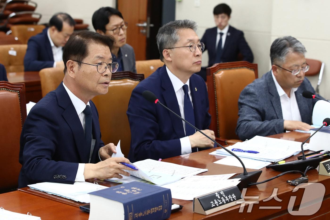 이정식 고용노동부장관이 27일 오후 서울 여의도 국회에서 열린 환경노동위원회 전체회의 노동조합 및 노동관계조정법 일부개정법률안에 대한 입법청문회에 증인으로 출석해 의원 질의에 답하고 있다. 2024.6.27/뉴스1 ⓒ News1 이광호 기자