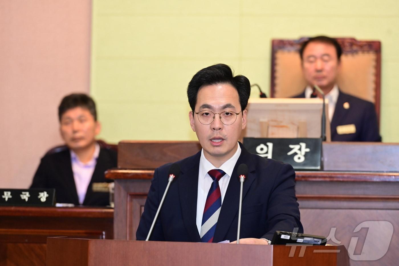 27일 제246회 거제시의회 제1차 정례회 본회의에서 김선민 시의원이 &#39;한국형 차기 구축함 사업 공정 경쟁 입찰 촉구 결의안&#39;을 대표 발의하고 있다.&#40;거제시의회 제공&#41;