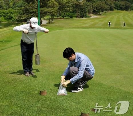 골프장 농약 잔류량 검사를 위한 시료채취 모습.&#40;경기도 제공&#41;