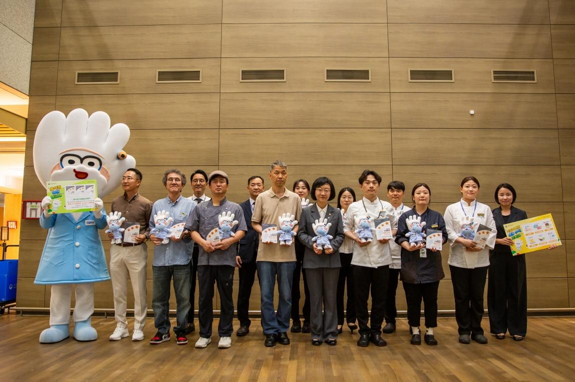 한식소담길 현판 수여 후 기념사진 촬영&#40;아워홈 제공&#41;