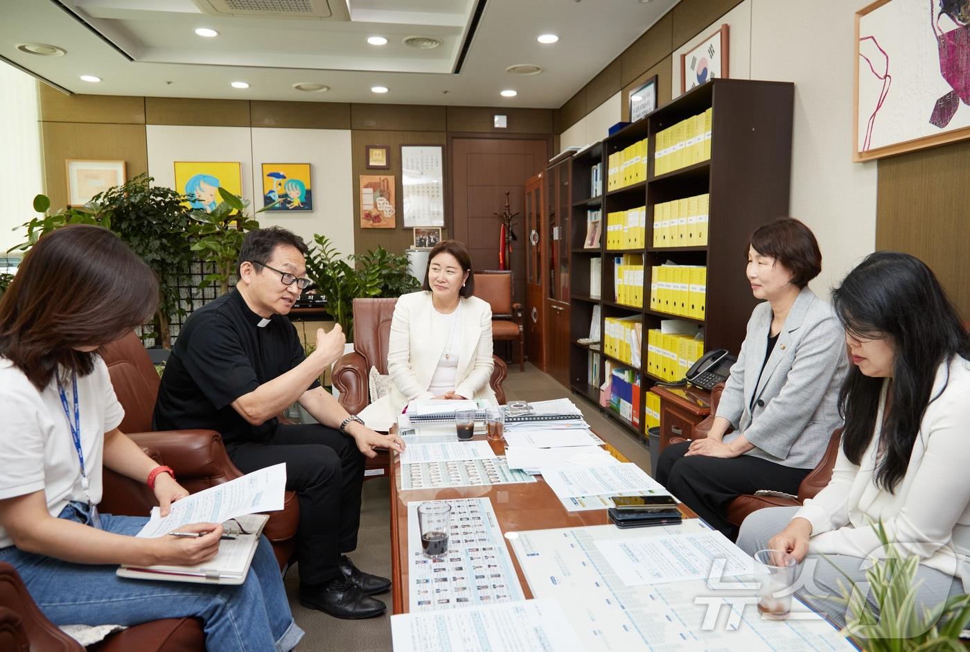 의원연구단체 ‘용인, 역사종교문화여행의 시작’ 회원들이 현정수 신부와 2027년 서울 세계청년대회 지원 방안에 대한 의견을 나누고 있다.&#40;용인시의회 제공&#41;