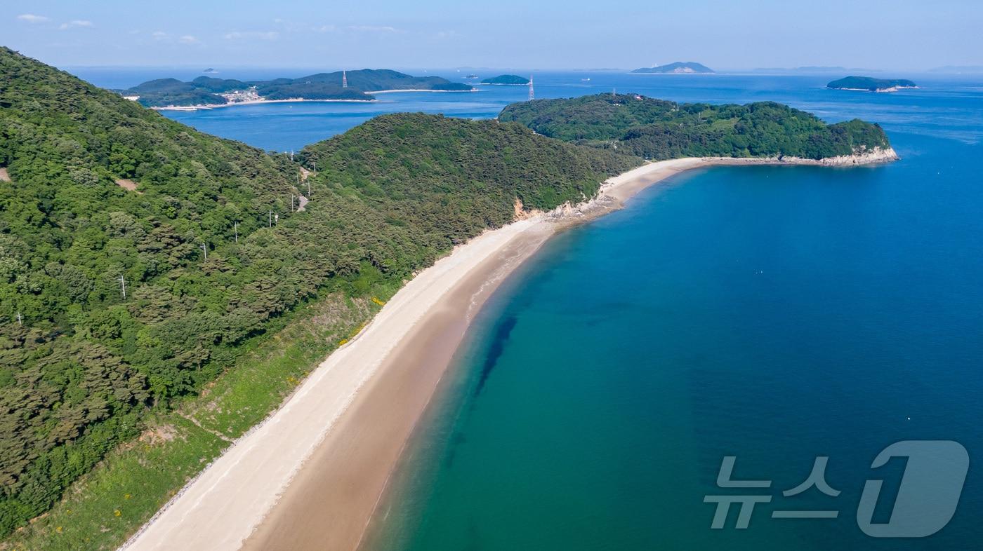 갯벌과 모래사장 모두 즐길 수 있는, 시원스레 펼쳐진 대이작도 해변&#40;한국관광공사 제공&#41;