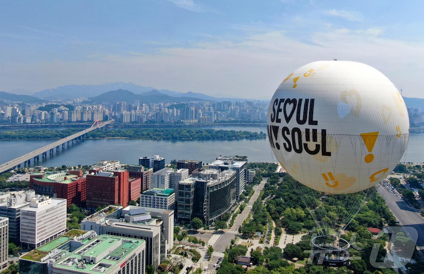 28일 서울 영등포구 여의도공원 상공에 보름달 모양의 계류식 기구 &#39;서울달&#39;이 시험 비행을 하고 있다. 2024.6.28/뉴스1 ⓒ News1 김진환 기자