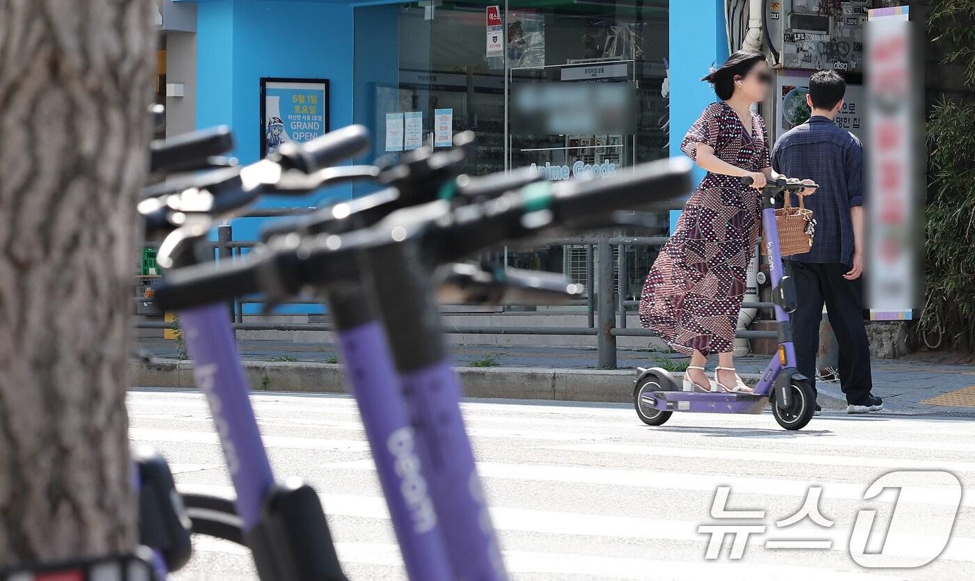 서울 시내에서 한 시민이 개인형이동장치를 이용하는 모습. 2024.6.28/뉴스1 ⓒ News1 김성진 기자