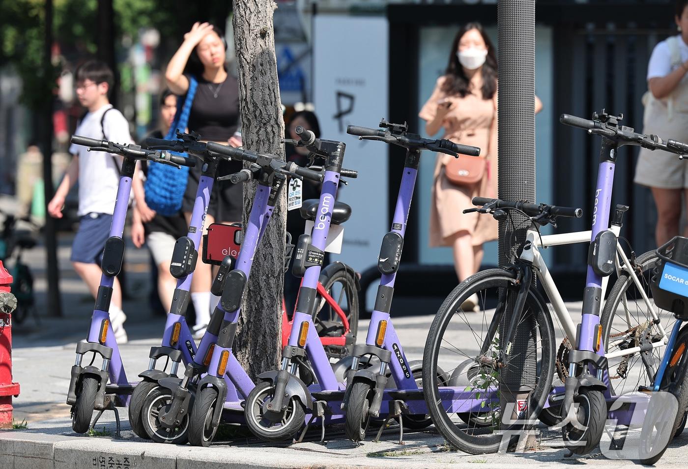 서울 시내에 세워져 있는 개인형이동장치 모습. 2024.6.28/뉴스1 ⓒ News1 김성진 기자