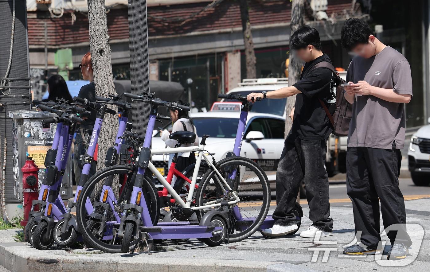 28일 서울 시내에서 한 시민이 개인형이동장치를 이용하고 있다. 2024.6.28/뉴스1 ⓒ News1 김성진 기자