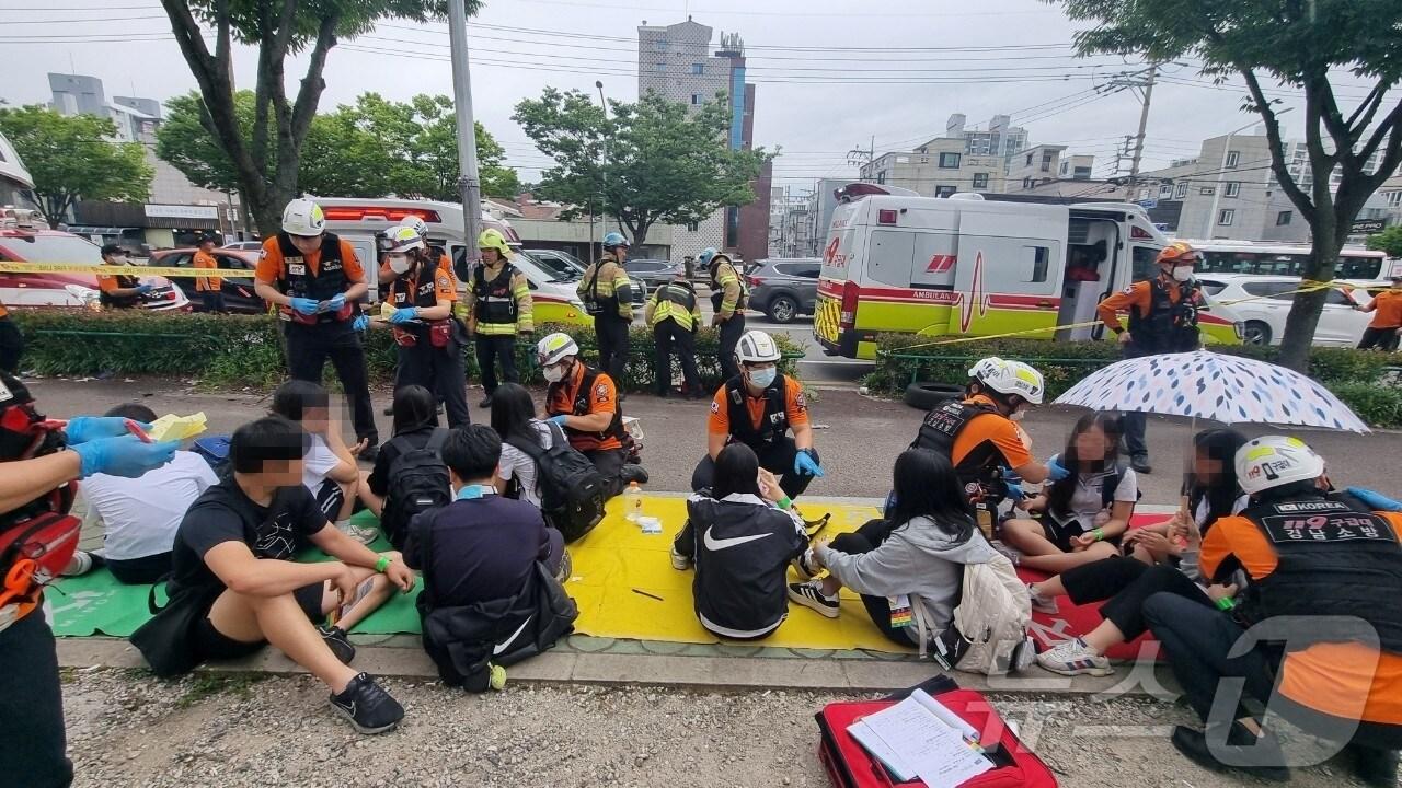 사고 현장 인근 인도에 마련된 임시의료소&#40;경남소방본부 제공&#41;.