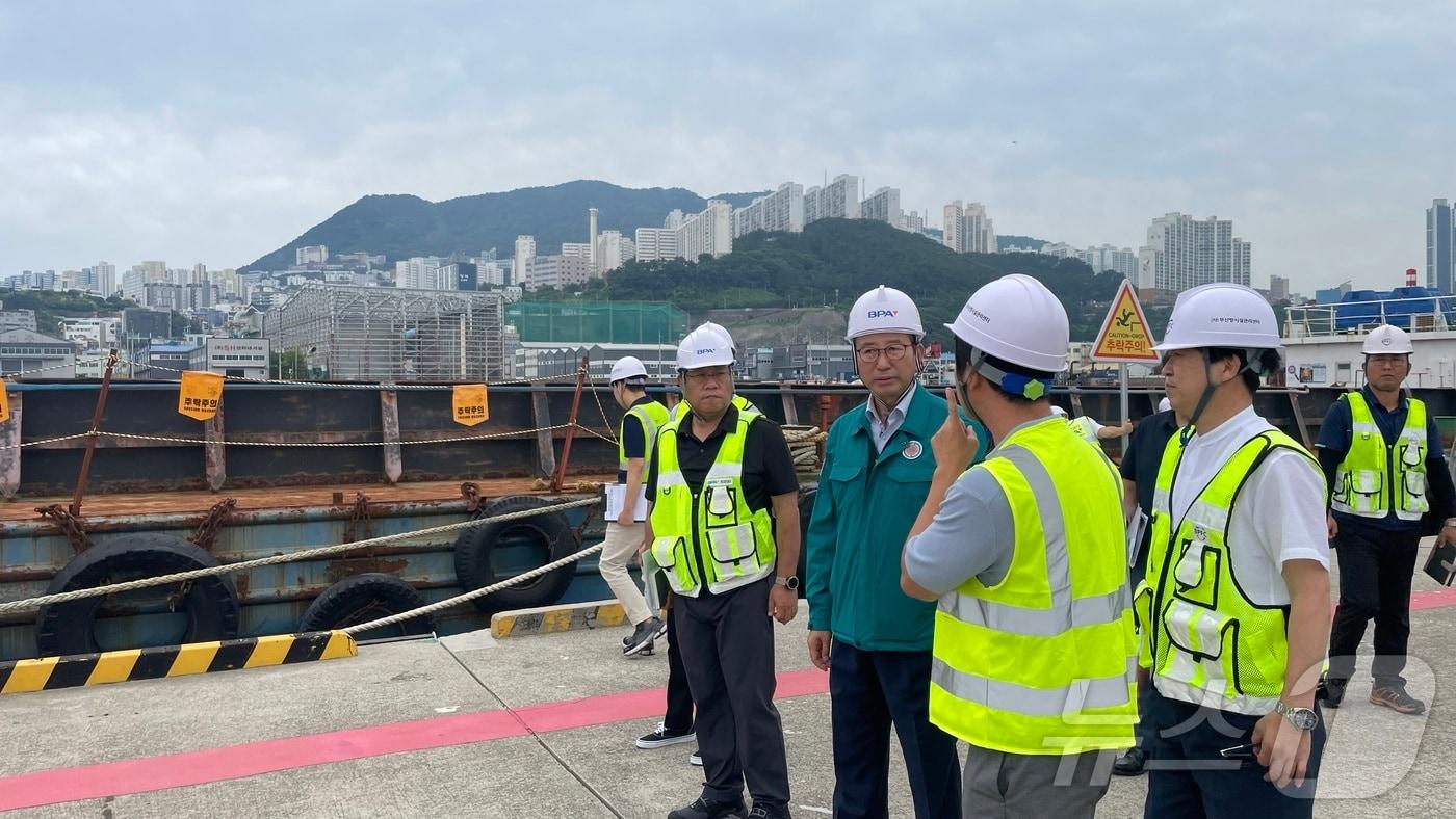 27일 강준석 BPA사장과 직원들이 부산항 북항 친수공간 시설물에 대한 집중 안전점검을 하고 있다.2024.6.28.&#40;BPA 제공&#41;