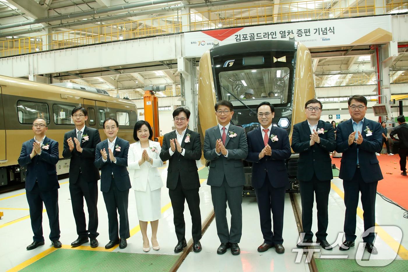 박상우 국토교통부 장관&#40;왼쪽 여섯번째&#41;과 김병수 김포시장&#40;왼쪽 다섯 번째&#41;이 28일 경기도 김포시 김포한강차량기지에서 열린 김포골드라인 열차증편 기념식에서 박수를 치고 있다. 2024.6.28/뉴스1 ⓒ News1 권현진 기자