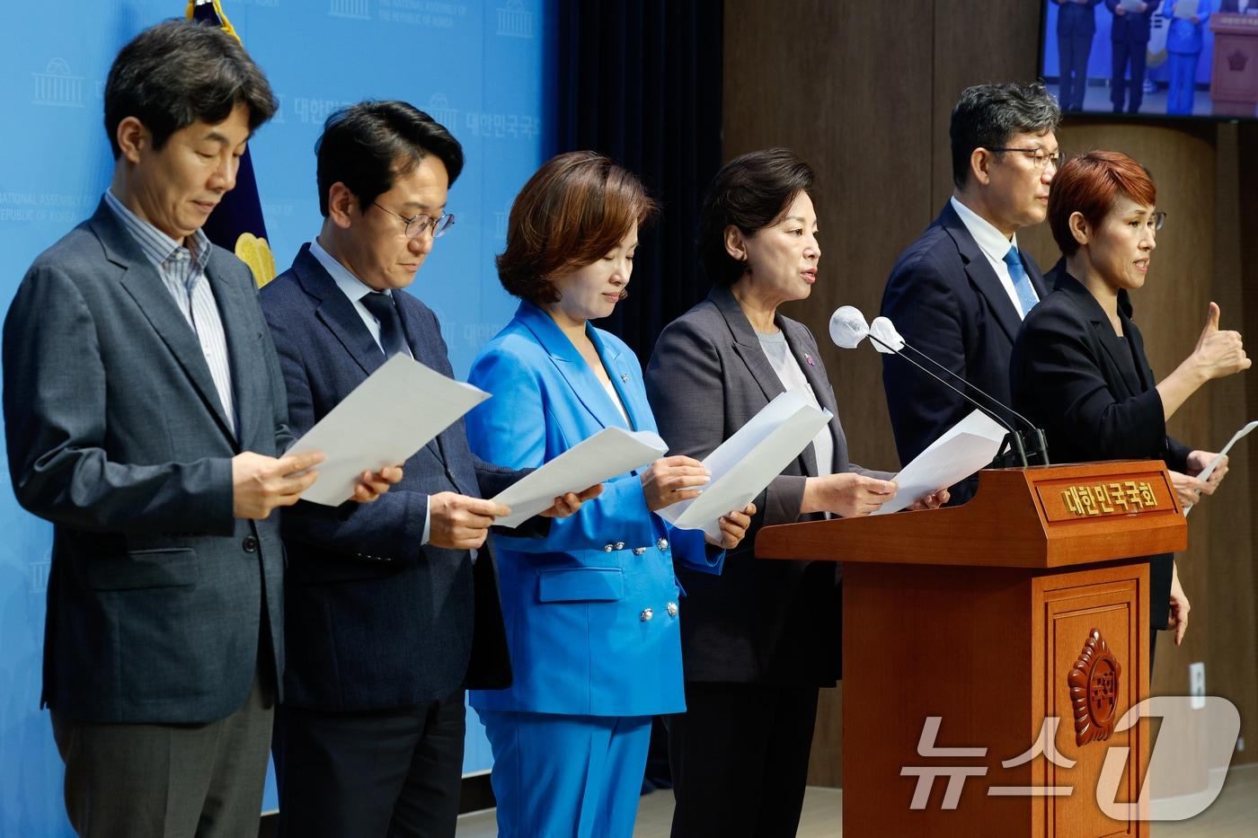 남인순 더불어민주당 이태원참사특위 위원장과 위원들이 28일 오후 서울 여의도 국회 소통관에서 김진표 전 국회의장 회고록에서 윤석열 대통령이 이태원 참사 조작 가능성을 언급했다는 내용과 관련해 &#39;이태원참사 음모론, 윤석열 대통령은 국민 앞에 직접 입장을 밝혀라!&#39; 기자회견을 하고 있다. 2024.6.28/뉴스1 ⓒ News1 안은나 기자