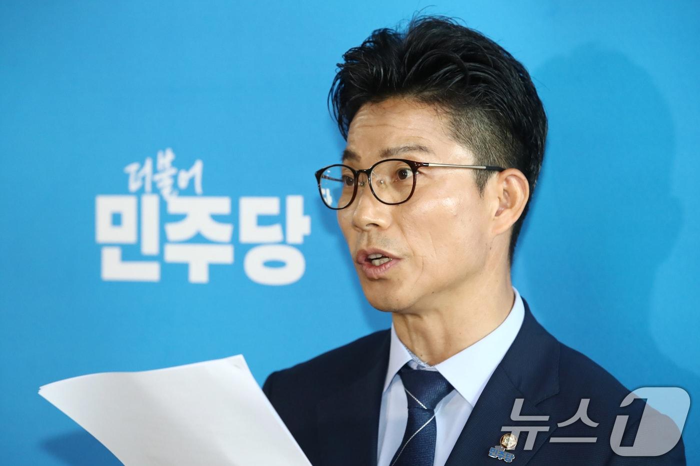 정을호 더불어민주당 전국당원대회준비위원회 대변인이 28일 오후 서울 여의도 국회에서 전국당원대회준비위원회 2차 회의 결과 브리핑을 하고 있다. 2024.6.28/뉴스1 ⓒ News1 이광호 기자